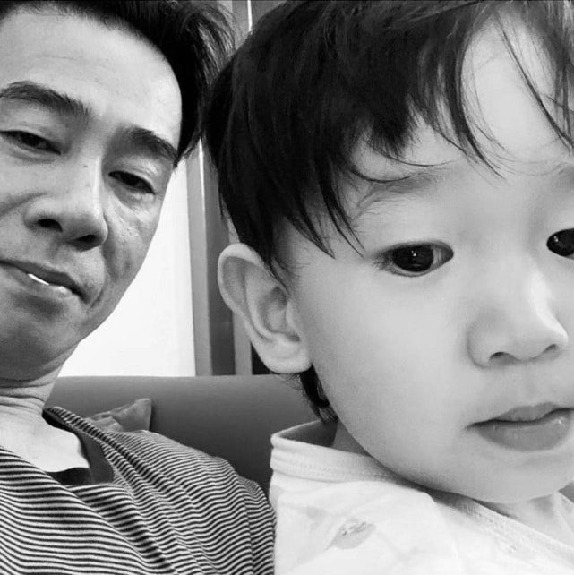 应采儿爸爸晒俩外孙近照，哥哥弹琴弟弟捣乱，“四手联弹”好有爱