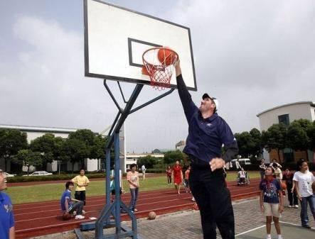 nba扣篮为什么会站人(不看照片不敢信，世界真有站着扣篮的巨人！球场遇到他们就投降吧)