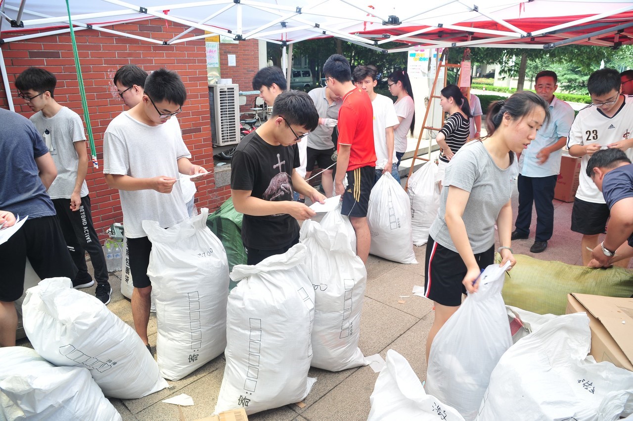 学校菜鸟驿站承包费为什么那么贵？了解完它的赚钱流程，你就懂了
