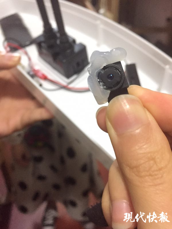 女大学生在旅店内遭偷拍，针孔摄像头正对淋蓬头