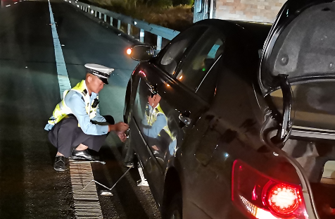 爆胎是常见问题，却有八成司机不会换胎！珠海帅气交警三分钟教会你！