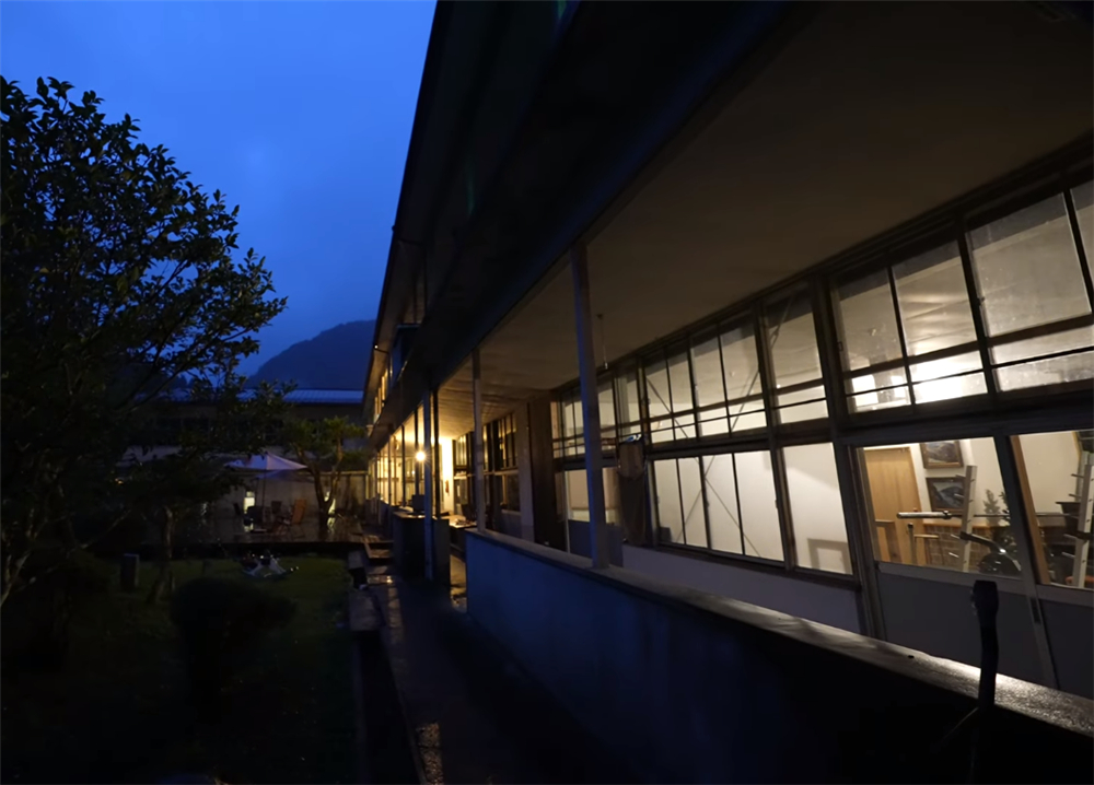 80后的他买下废弃学校，独居的日子一过就是7年，虽孤独却很自由