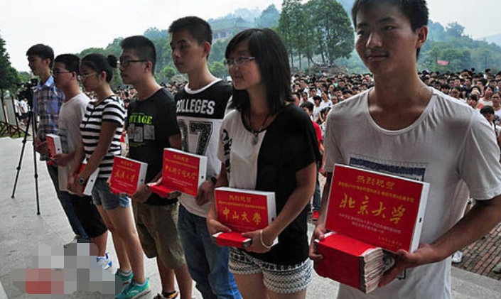 河南某地7名考上清北的考生，每人获赠奖学金50万，引发大众质疑