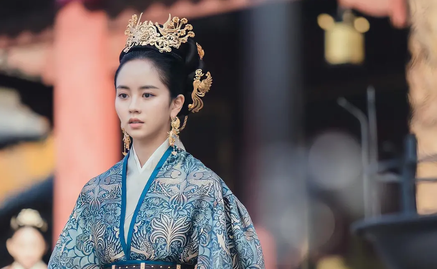 还以为金所炫在中国拍摄古装电视剧,因为她的服装根本不像韩国的古装