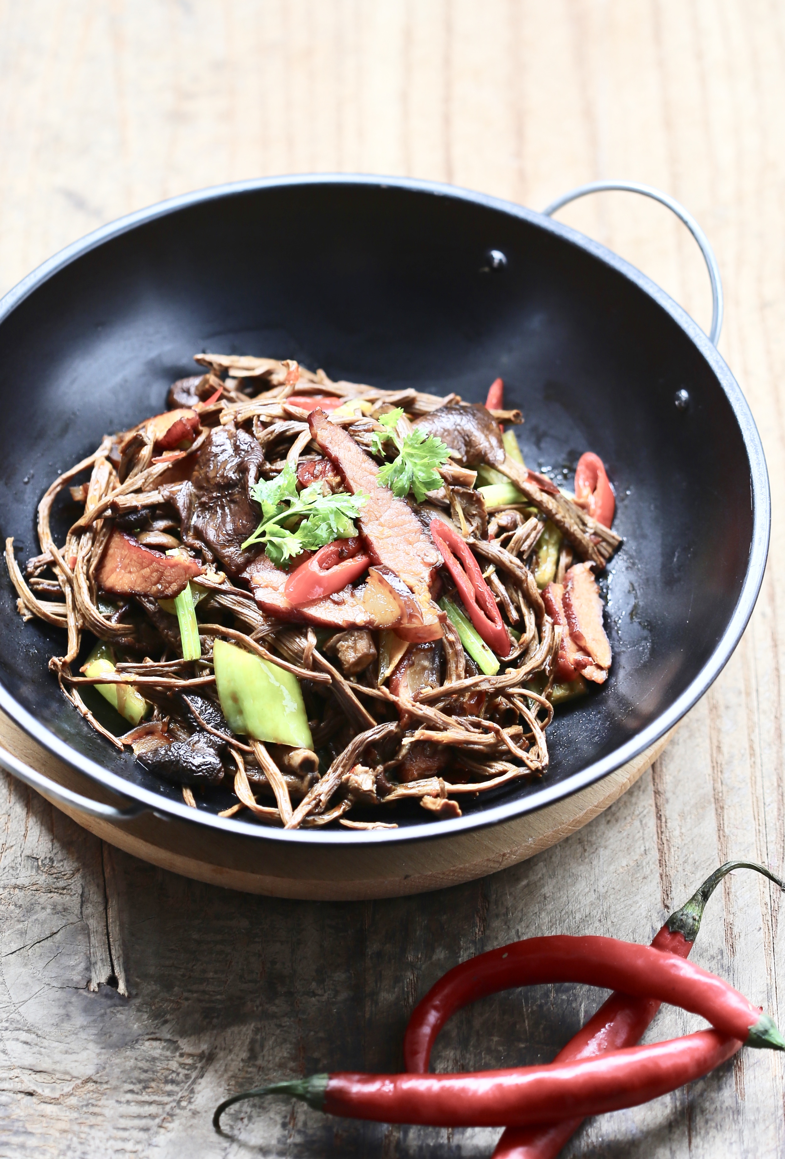 干茶树菇冷水泡还是热水泡？饭店的鲜香劲道，原来大厨是这样做的