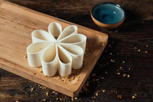 云片糕，是潮州地区的赏月贡品之一，汉族著名传统糕点之一