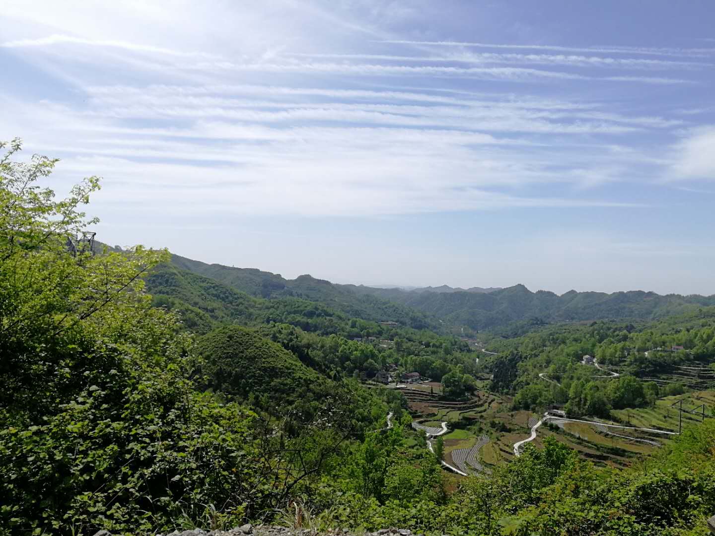 山中野草逢春绿，层峦叠翠映云霞，溪涧潺潺鸟语幽，一派天然画卷展眼前