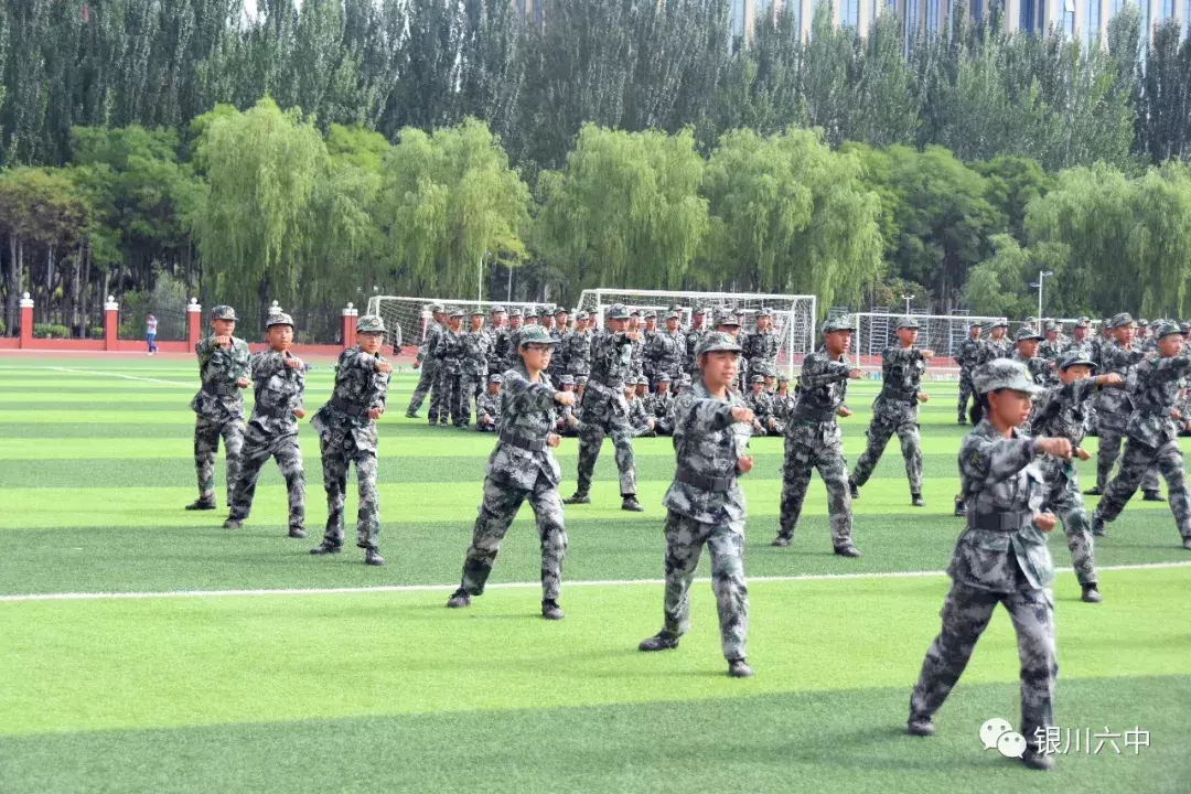 银川六中举行2019级高一新生军训汇报表演暨总结表彰大会