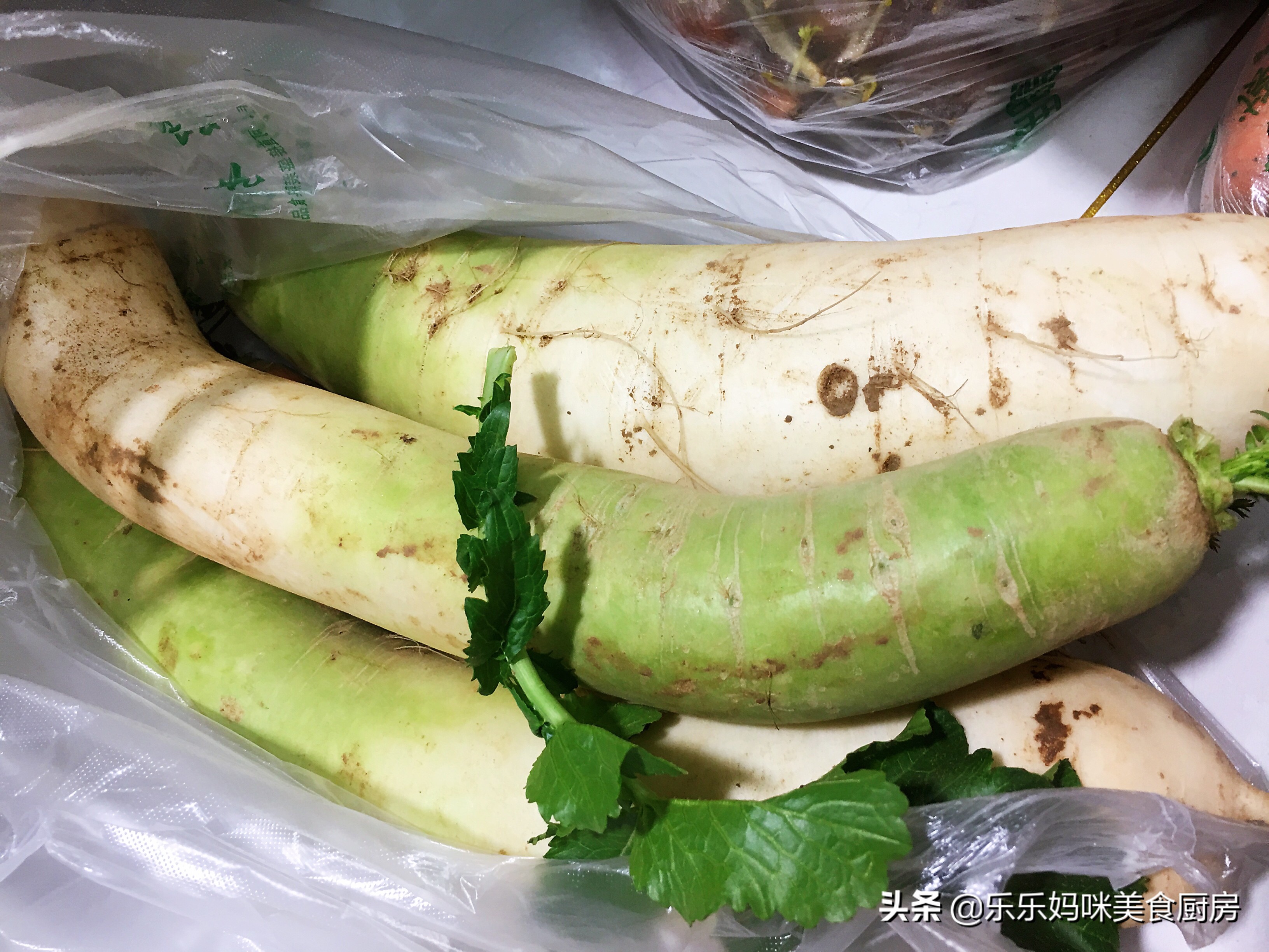 每年秋季，妈妈都用这方法腌咸菜，7种食材腌1瓮，够吃一冬