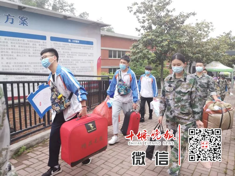 今天开学！刚刚在十堰这些学校拍下，这一幕等了太久