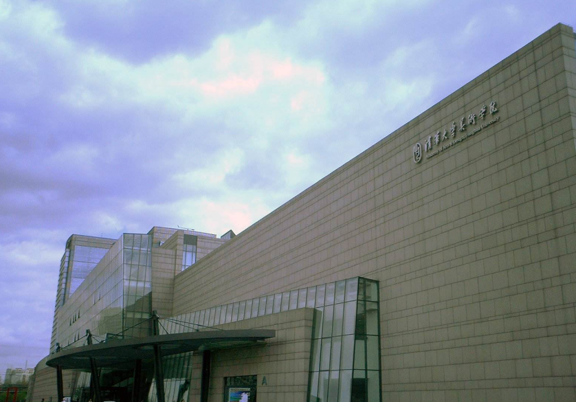 清华美院毕业展惹争议，模特清一色“眯眯眼”，网友评论崇洋媚外