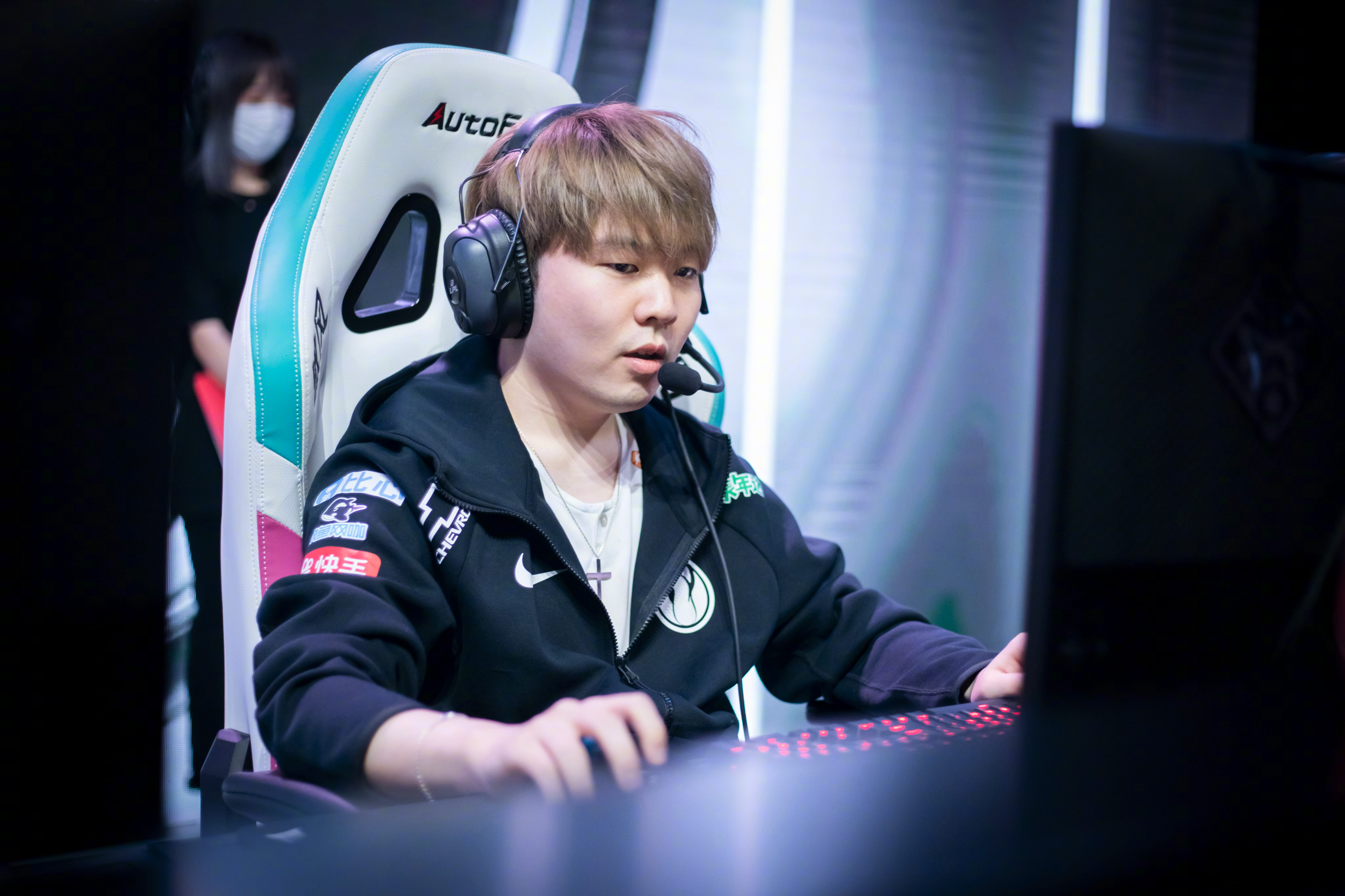 LOL全球最新战队排名：iG重登榜首，TES下滑到第三，T1进入前10