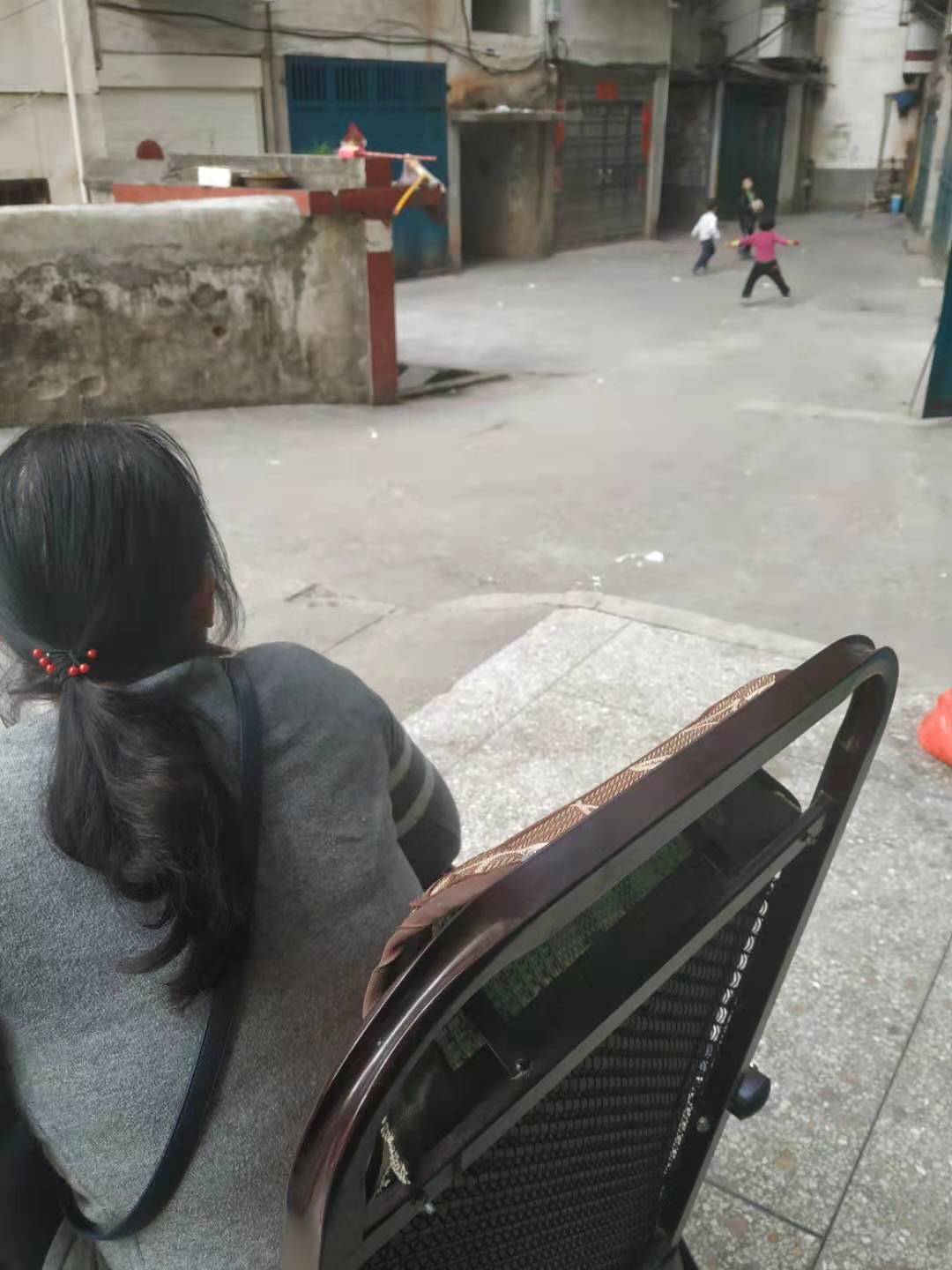 祁东女孩被曝遭多人性侵续：受害者是留守儿童，内向成绩欠佳，当地娱乐业发达，事发后开展扫黄打黑行动
