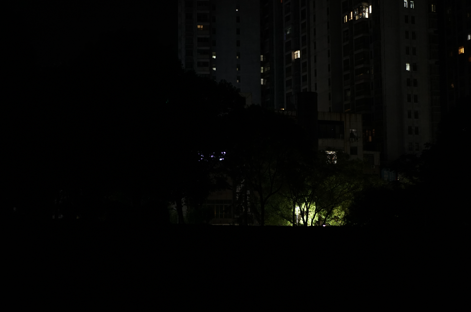 個頭大、亮度夠、續航長，還能變身充電寶！XTAR R30手電筒體驗