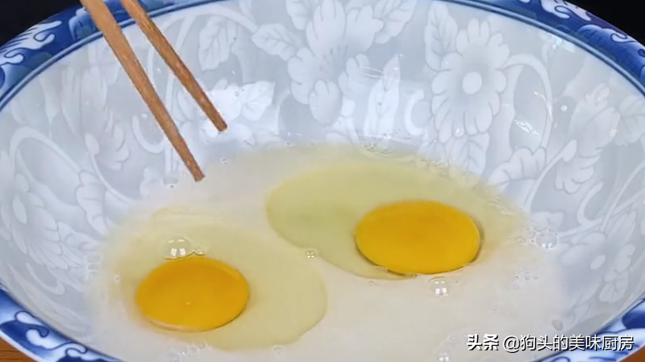 发糕这样做，不用揉面，一搅一蒸就出锅，松软香甜，比面包还好吃