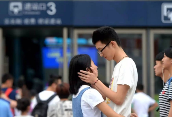 扒墙翻窗也要听？武汉大学恋爱心理学爆火，网友：对知识的渴望