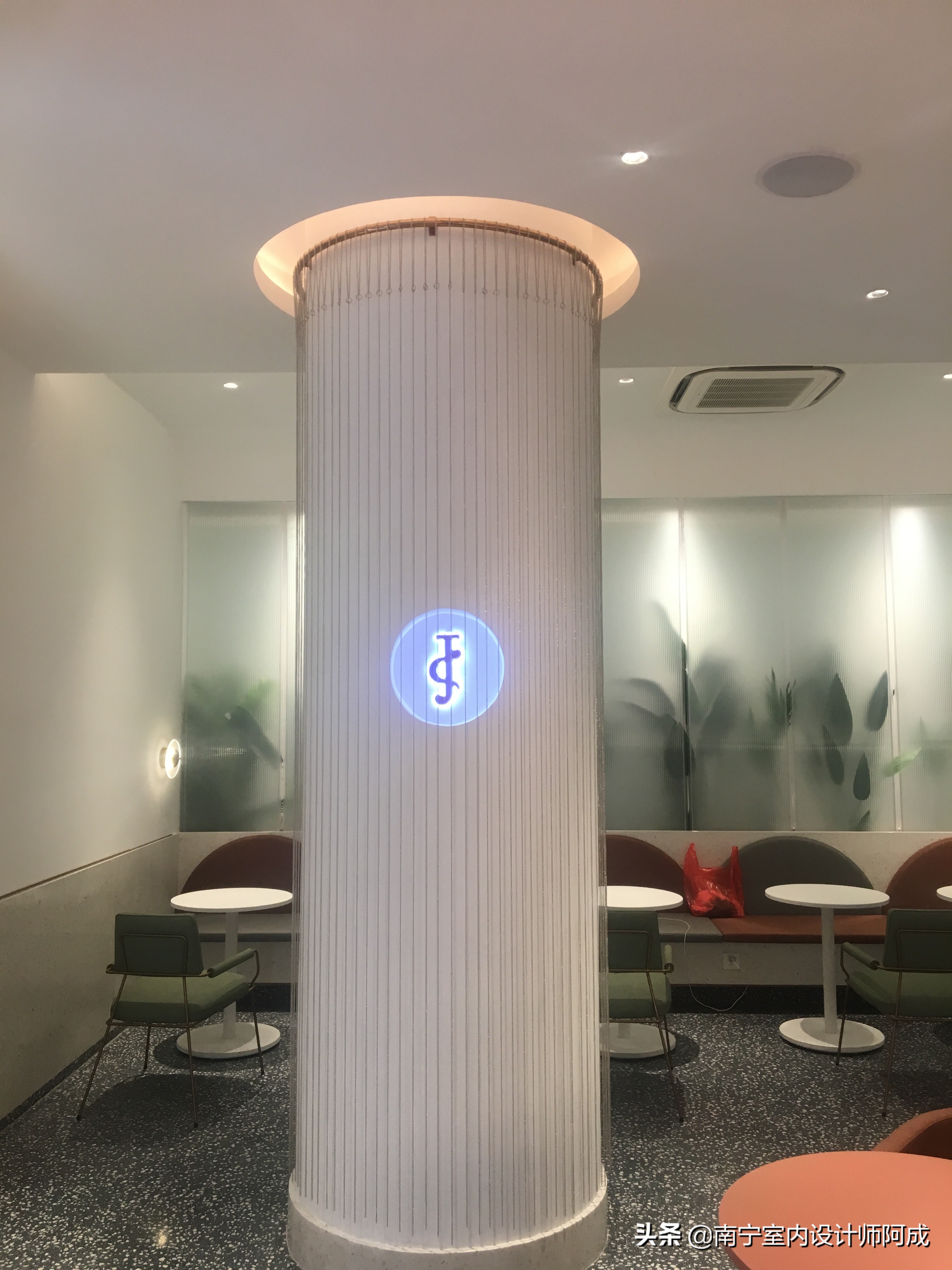 如果你有个异形结构店面，你会如何规划设计丨看看这家蛋糕店实景