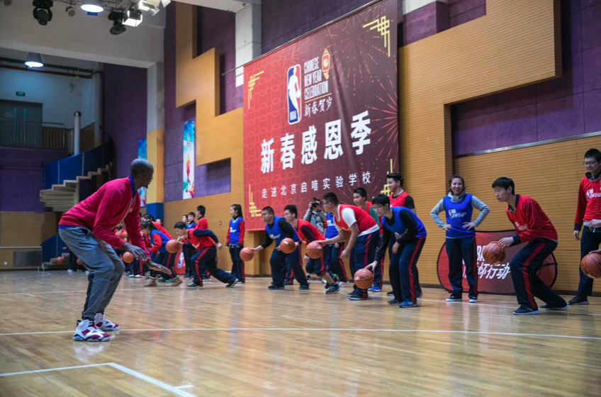 nba为什么会手语(NBA新春贺岁！特里造访北京启喑实验学校 为听障儿童送上篮球祝福)