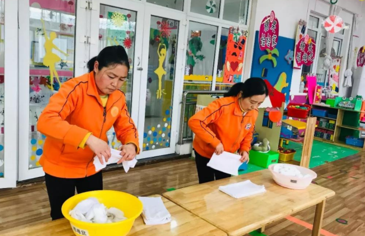 母亲去孩子幼儿园当保育员，以为能兼顾工作和家庭，没多久后悔了