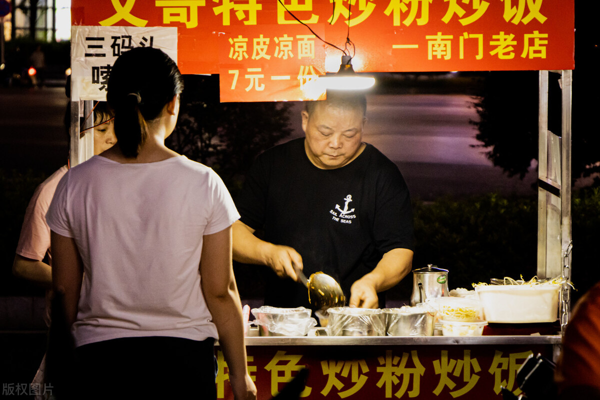 60岁大爷摆摊卖凉皮，利用“一张卡片”，月赚6万块，套路给你