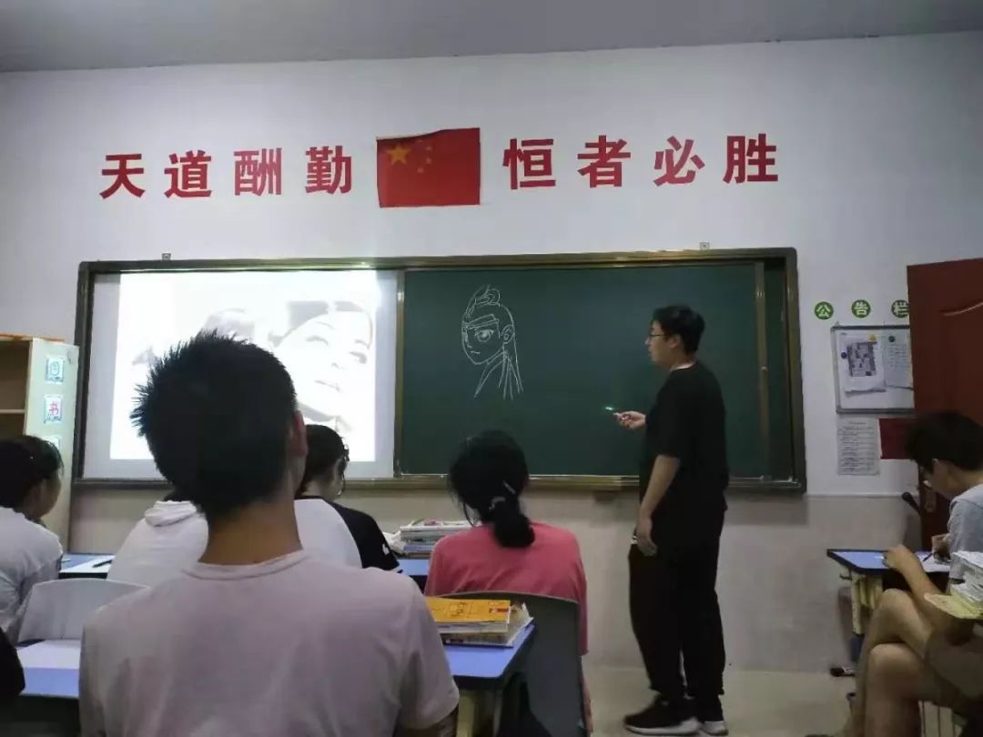 高考英语地位受到威胁，小语种开始上位，高考选其他语言靠谱吗？