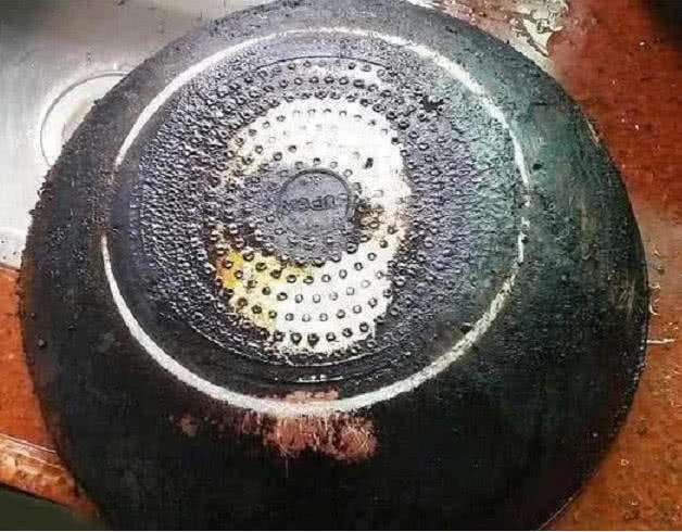 锅底都是黑灰怎么办?听听老师傅的妙招,管用