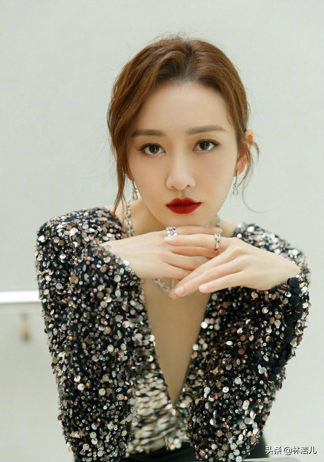 这些女明星的手比脸还好看,唐嫣堪称"手模",王鸥颜美手更撩人
