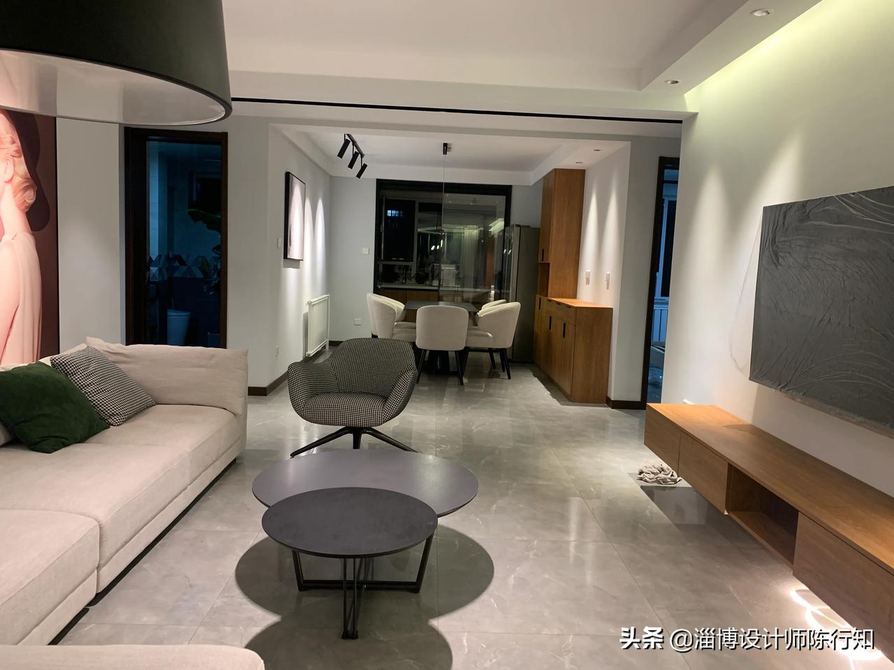 客厅别再用传统的大吊灯了,试试深防眩射灯,既温馨又舒适