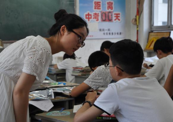 小学生打油诗《老师上厕所》，内容尴尬又真实，不愧是校园段子手