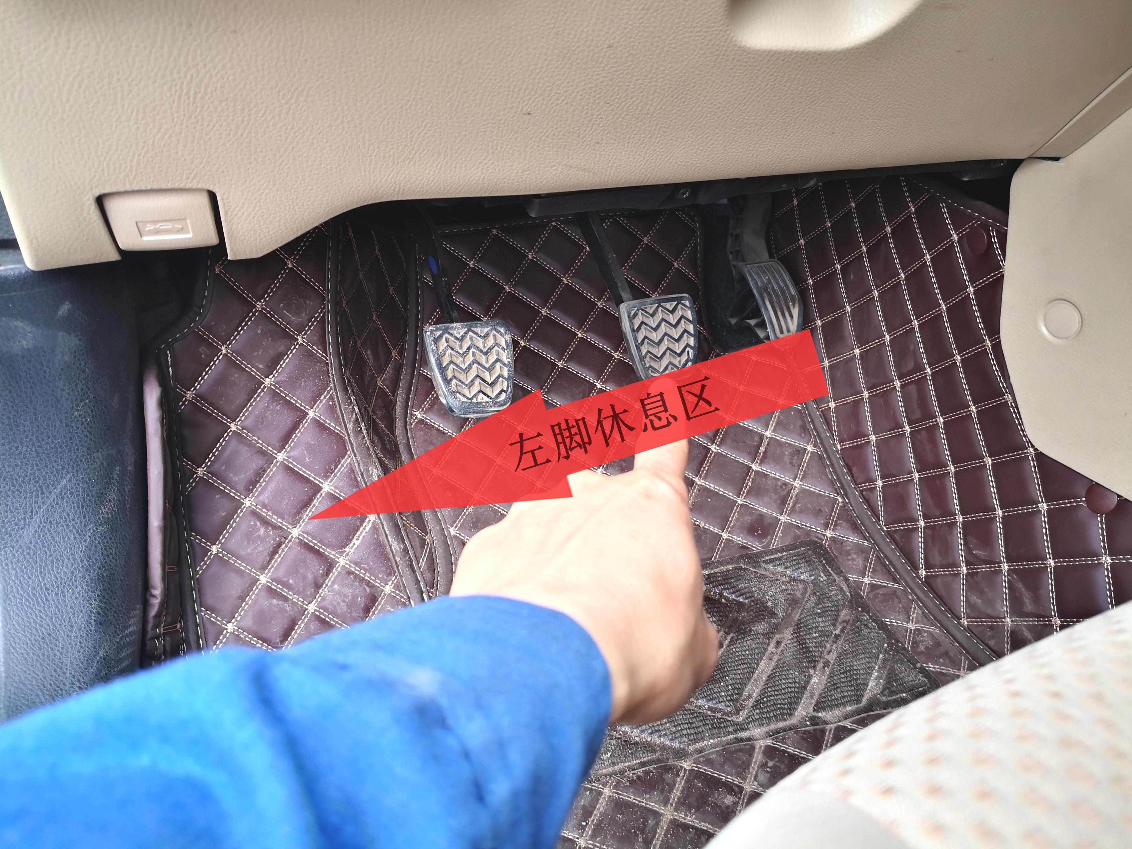 不加油时右脚一定要放在刹车上？驾校教练早就给了答案，新手注意