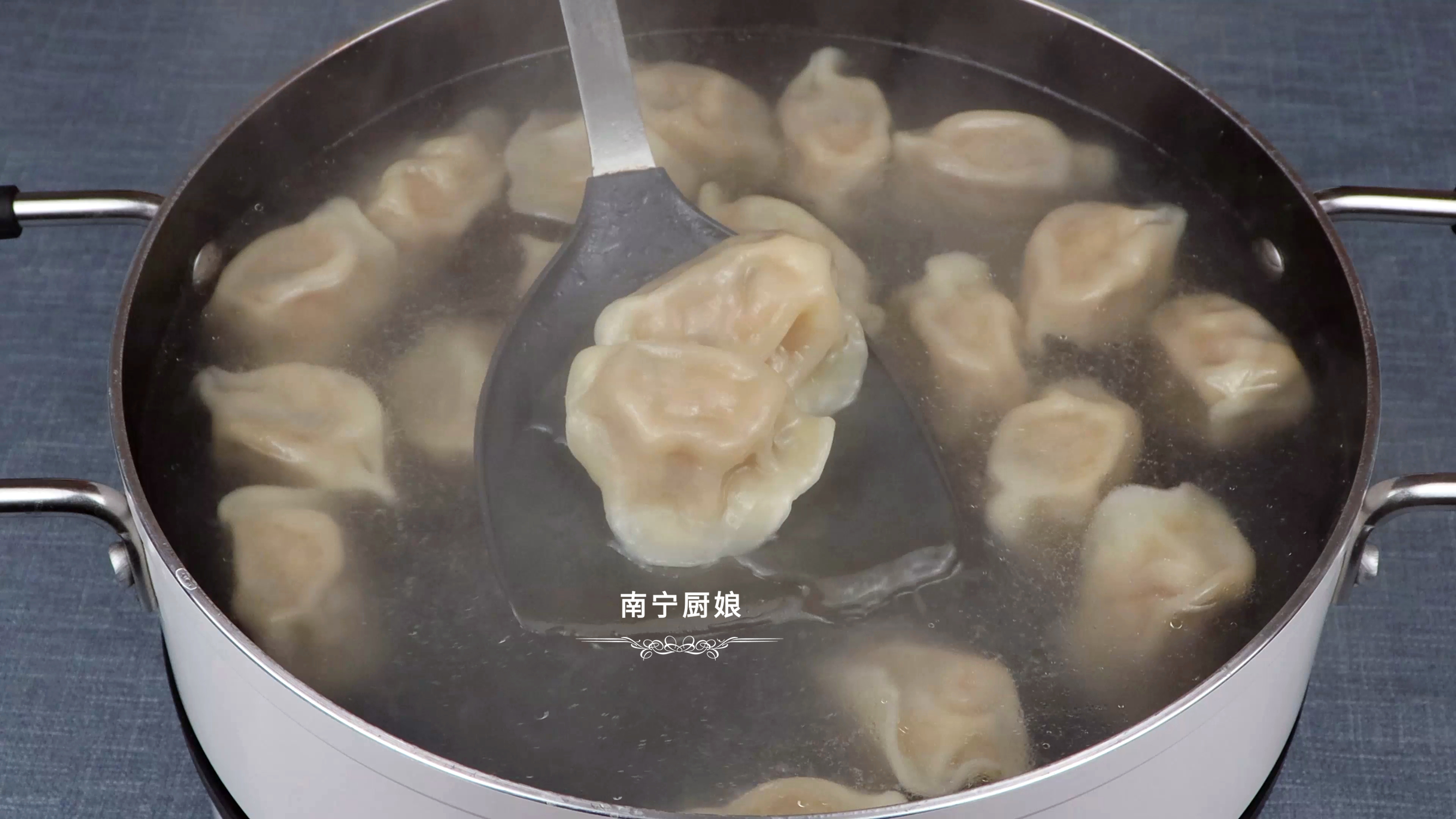 煮冻饺子时，冷水还是开水下锅好？教你正确煮法，饺子完整不破皮