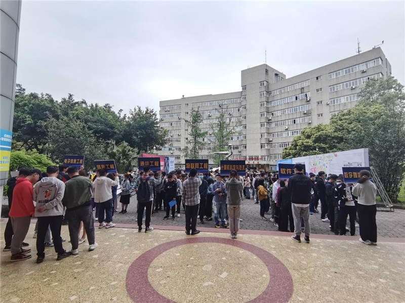 火了！一个月内，四川这所大学上演5场“抢人大战”！