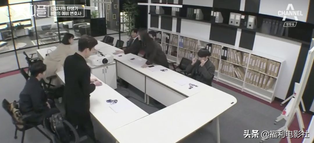 9.5分综艺：8位高材生硬拼2个律师名额，谁不是从当孙子开始的呢