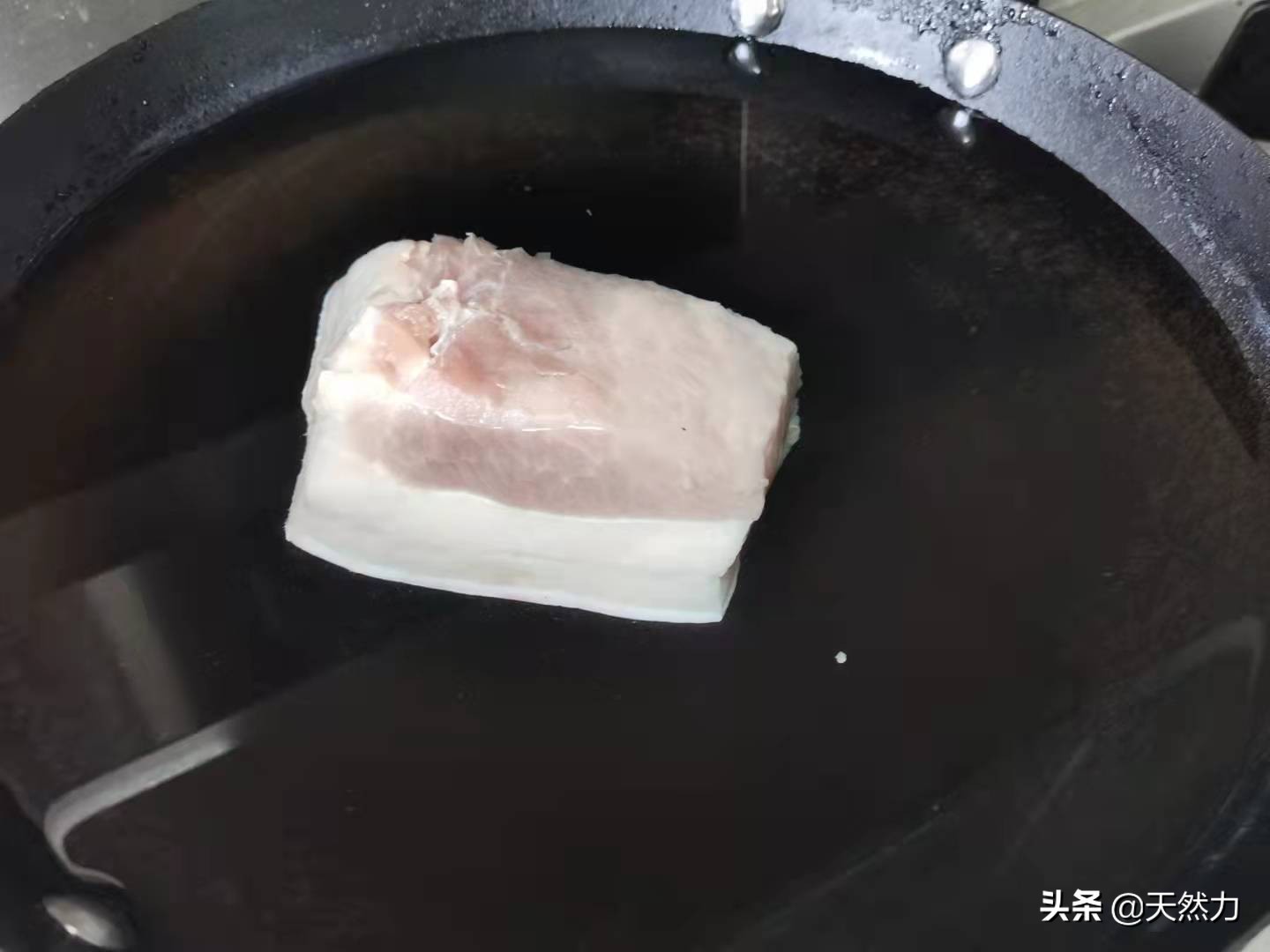 回鍋肉怎么做才好吃？來看看傳統的川菜做法，肥而不膩，真解饞