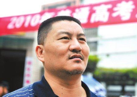 他是高考钉子户，54岁参加24次高考，年入百万，却非一本不上