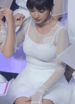 美女GIF内涵图片：标准的花痴表情，看到了什么？