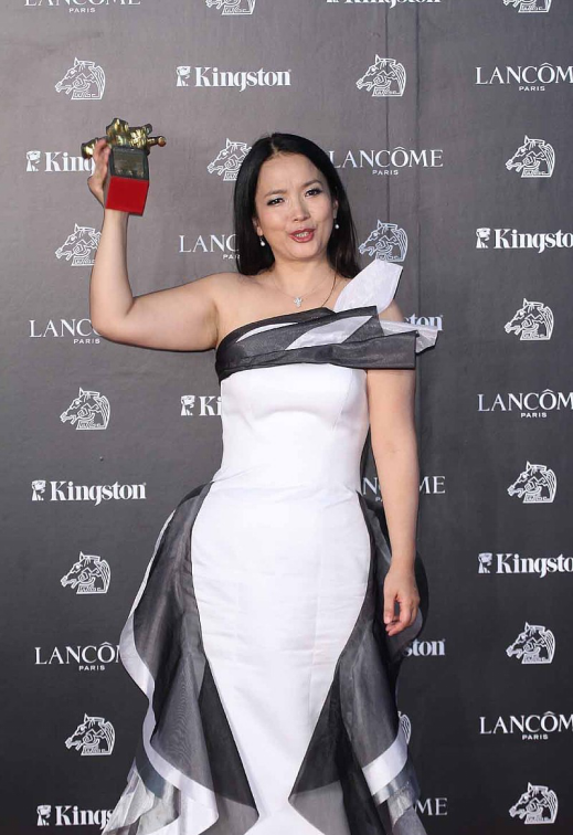 吕丽萍发福感很明显,穿一身黑白"鱼鳍裙",身材曲线胖的真实