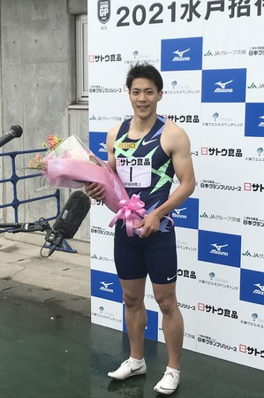 山县亮太(日本百米赛山县亮太逆风8米感觉推着墙在跑 小学生被吹成