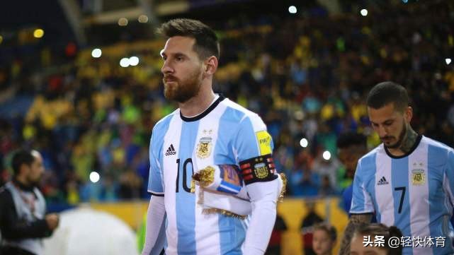 世界杯阿圭罗为什么替补(为什么阿圭罗落选阿根廷国家队？南美足球专家：或与梅西有关)
