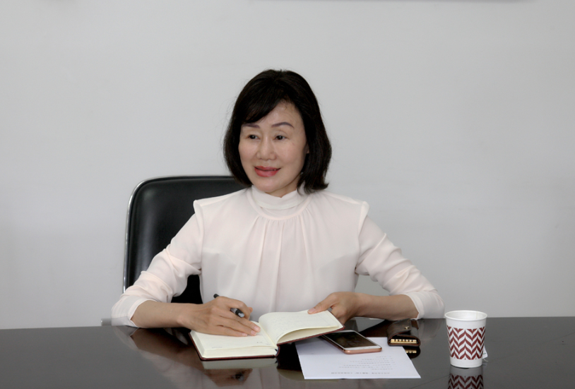 明明是重点大学校长，教师生活令人钦羡，却自毁前途只为容颜