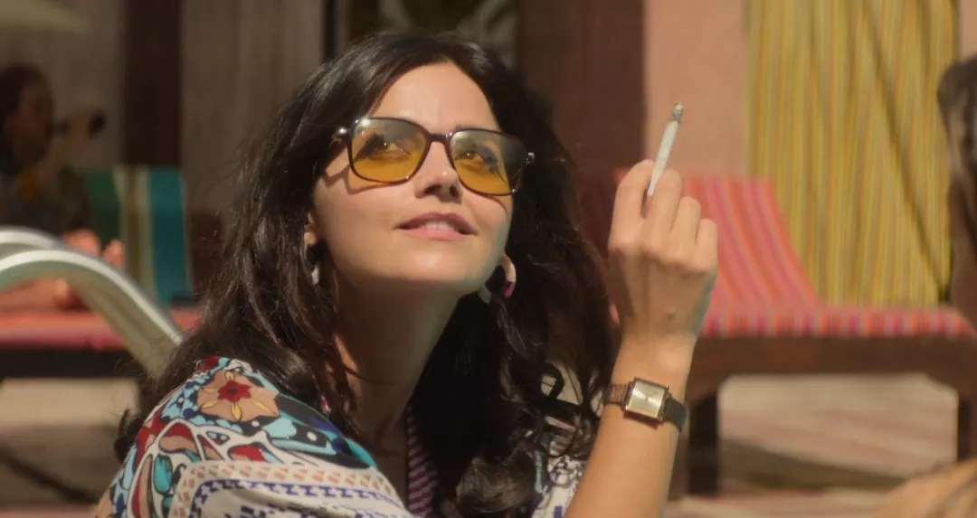 《毒蛇》通过双线叙述的方式讲述故事,一边围绕查尔斯·索布莱展开