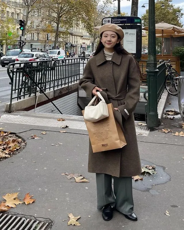 YUFEI禹妃女装咖色大衣+深绿西装裤+小皮鞋
