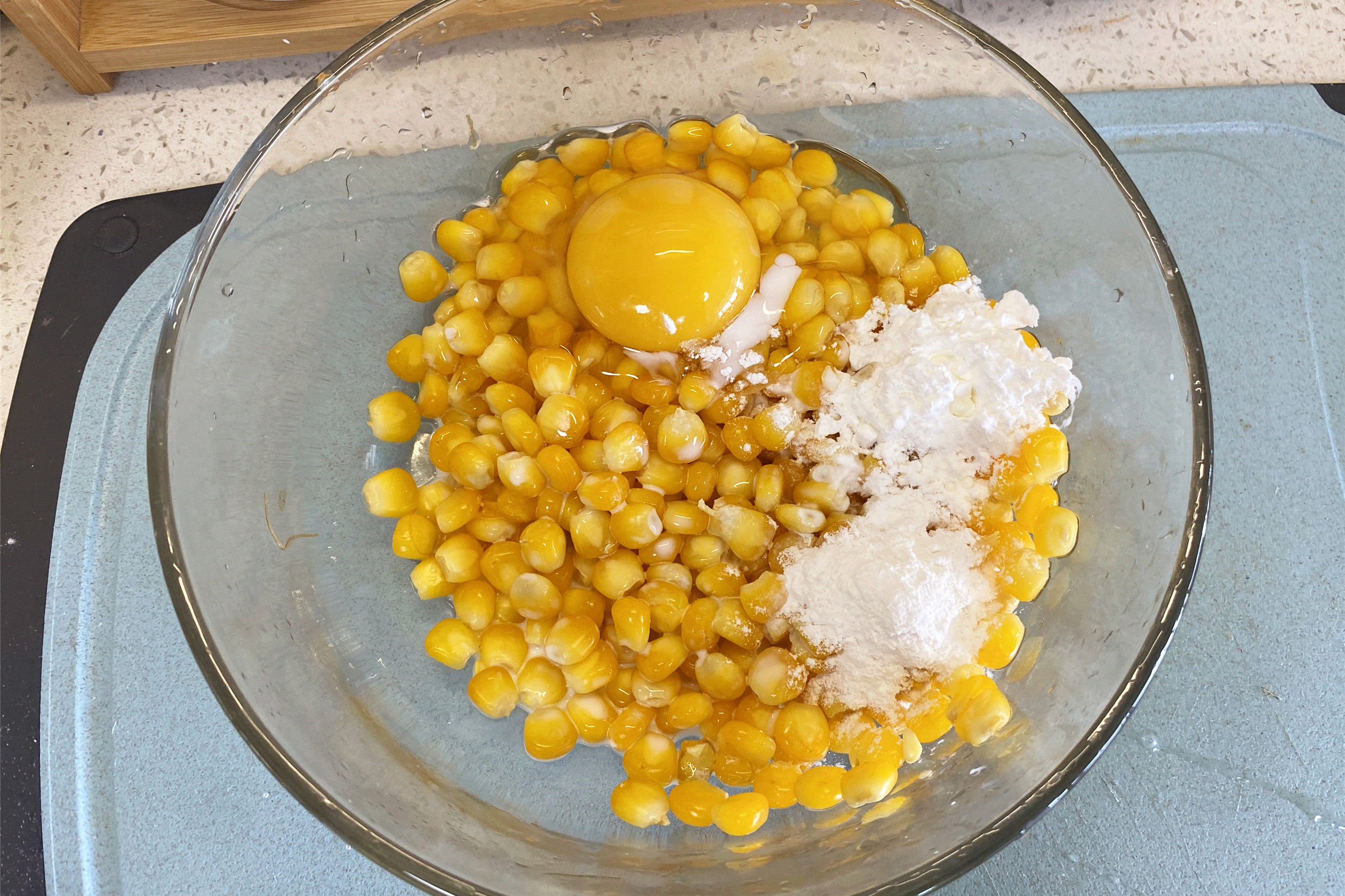 玉米别煮着吃了，在家随手做成饼，软糯香甜，孩子直夸好吃