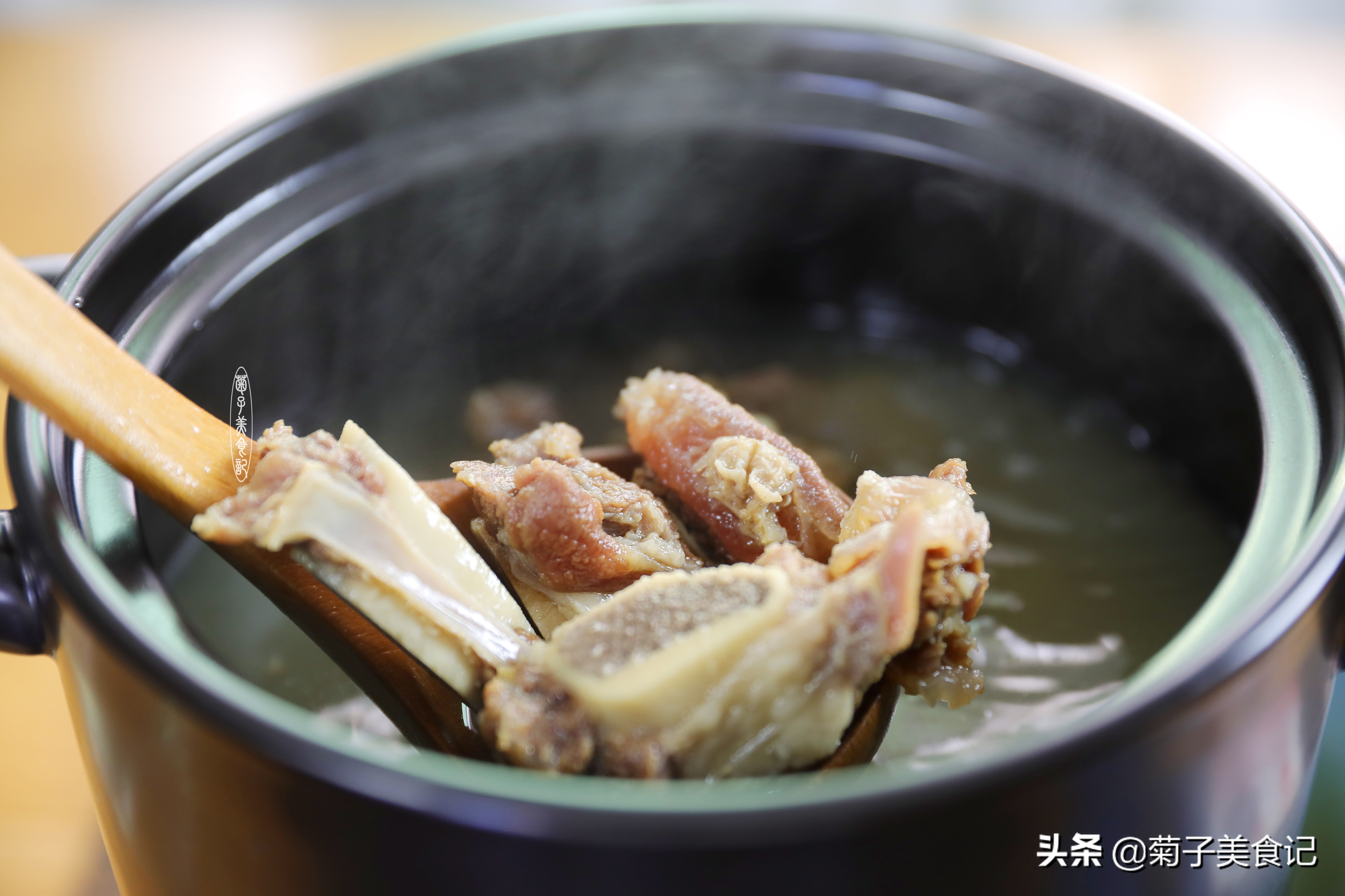 46块钱一斤的牛排骨，买了两斤炖一锅汤，菜色清亮，全家都爱喝