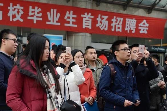 别死盯着公务员了，这些职业比公务员更“吃香”，稳定性高待遇好