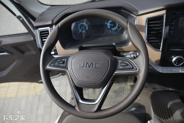 坐上去像开轿车？国六江铃凯运轻卡实力抢镜，升级的不止是内饰
