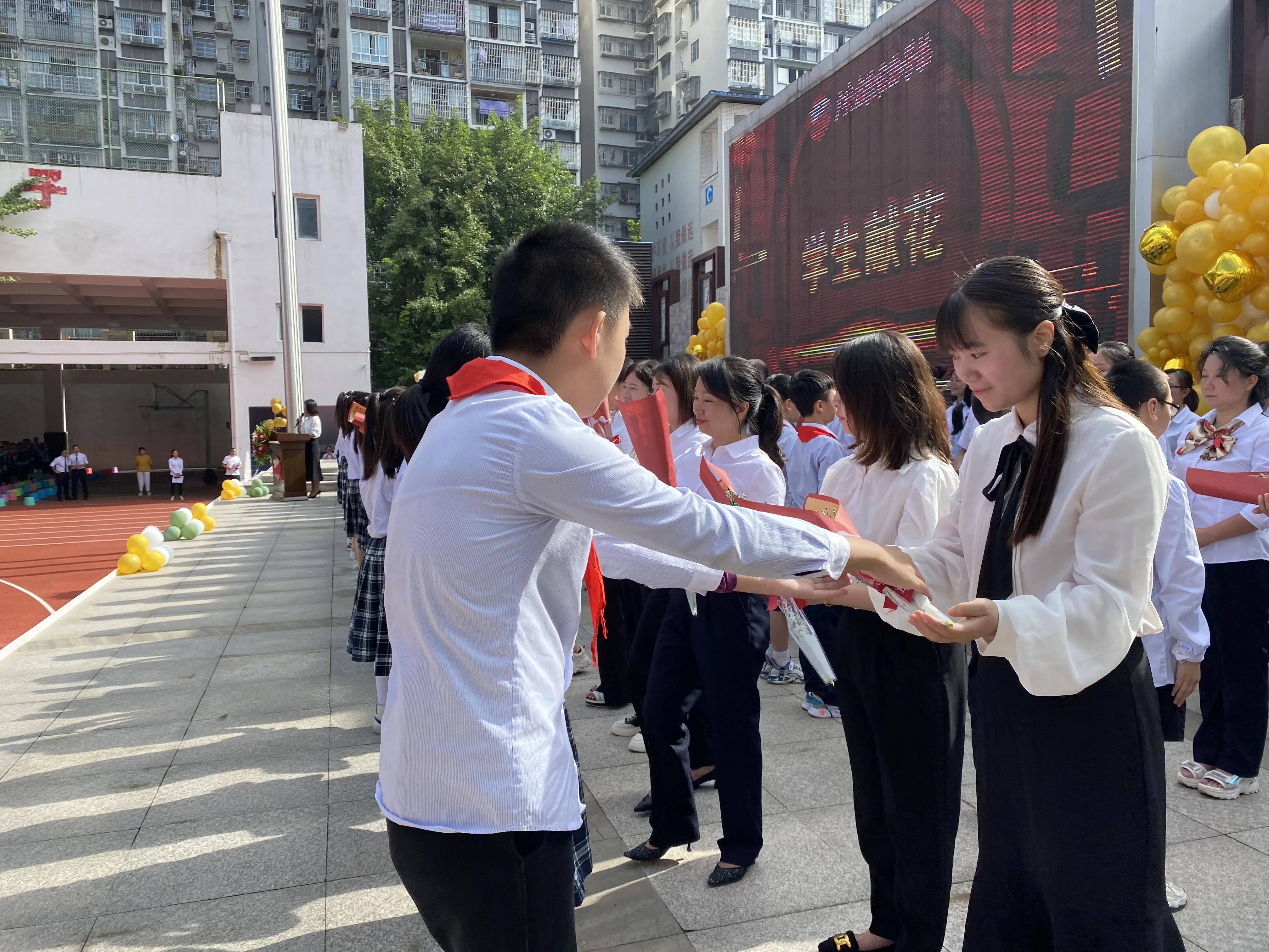 广安友谊实验学校举行“尊师重道”教师节庆祝系列活动