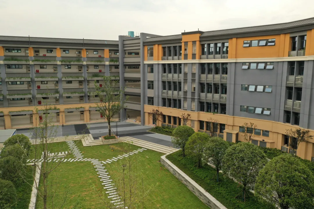 “爷青回”！郫都一中多边形教学楼plus版来了