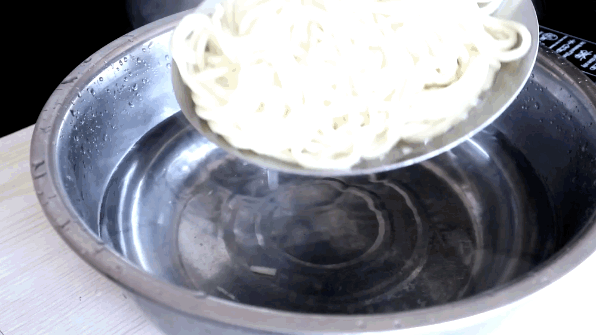 一道陕西人的美食，做法不是很难，可炒、可凉拌，美味筋道有嚼劲