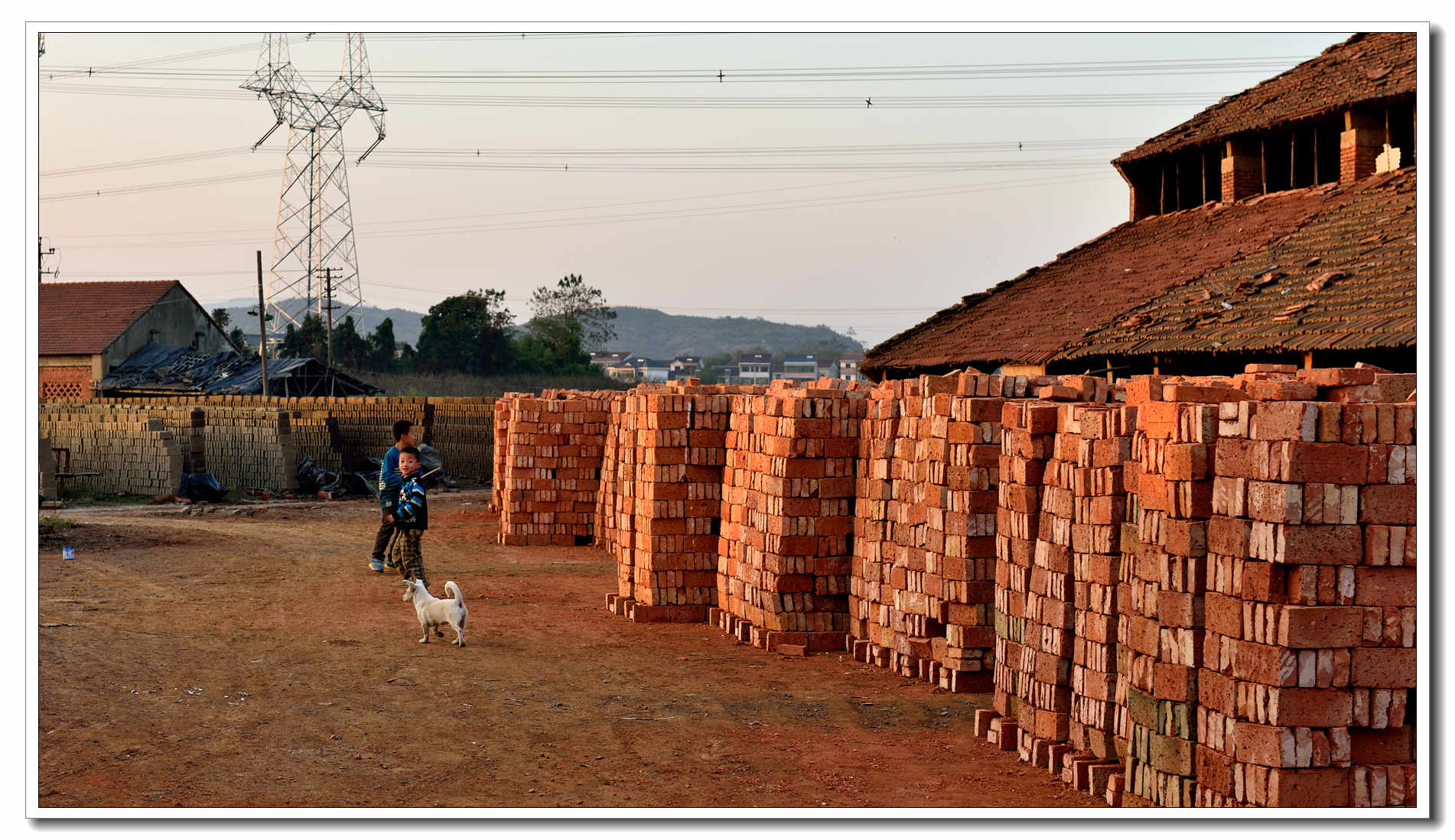 民工干活慢就骂,不干活逃跑抓回来就打,黑窑厂"监工"判刑一年